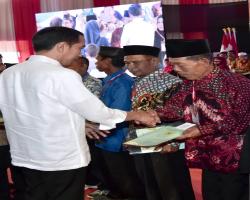 PRESIDEN JOKOWI SERAHKAN 3000 SERT