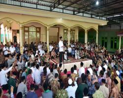 PRESIDEN BAGIKAN RATUSAN SERTIFIKA