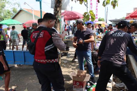 POLRES DEMAK PENGAMAN PERTUNJUKAN ORKES DANGDUT TEMUKAN MIRAS 