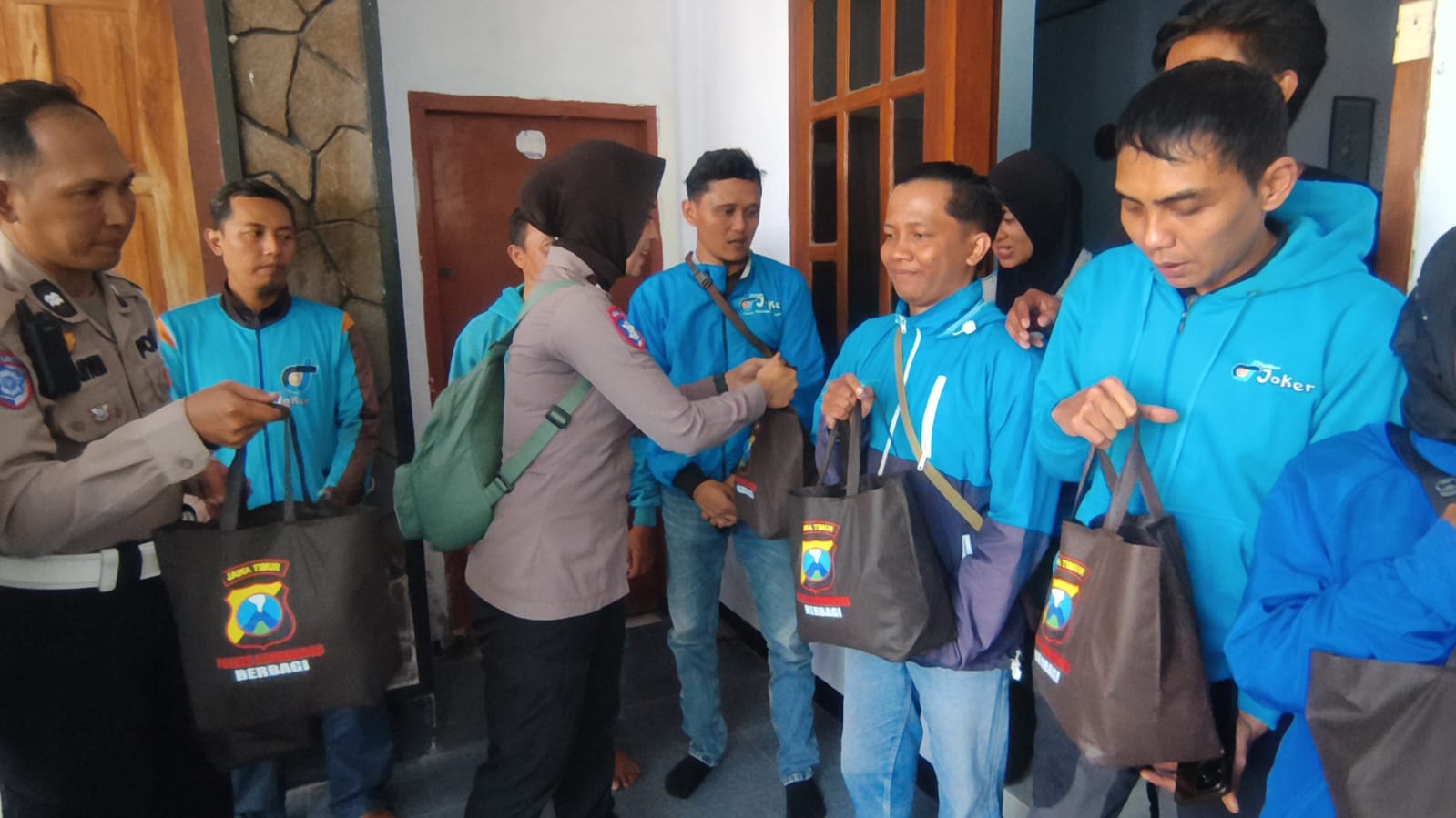 Polri Untuk Masyarakat : Polres Bondowoso Berbagi Sembako Untuk Ojol Sambut Hari Lalu Lintas Bhayang
