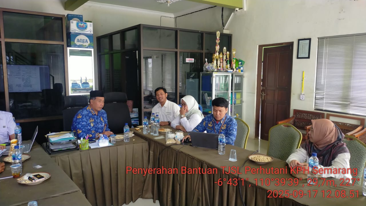 Perhutani Serahkan Bantuan TJSL Untuk Pemasangan Listrik Bagi Masyarakat Desa Hutan (MDH)