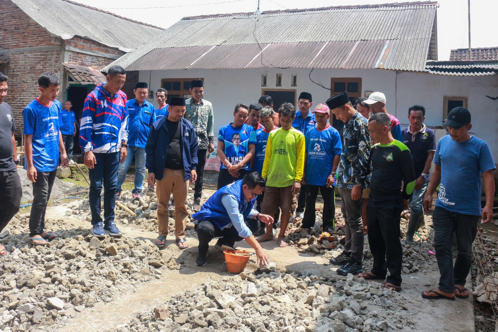 Partai Demokrat Rayakan HUT ke-24 dengan Bedah 9 Rumah untuk Warga Tidak Mampu di Desa Tempursari, W