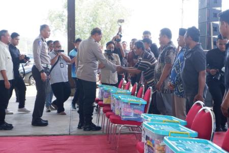Kapolda Jatim Serahkan Bantuan
