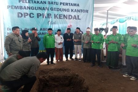 Peletakan Batu Pertama Gedung PKB Kendal Jadi Pusat Pemenangan dan Ger