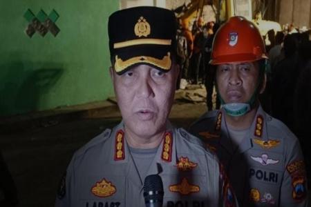 POLDA JATIM BANTU EVAKUASI KORBAN 