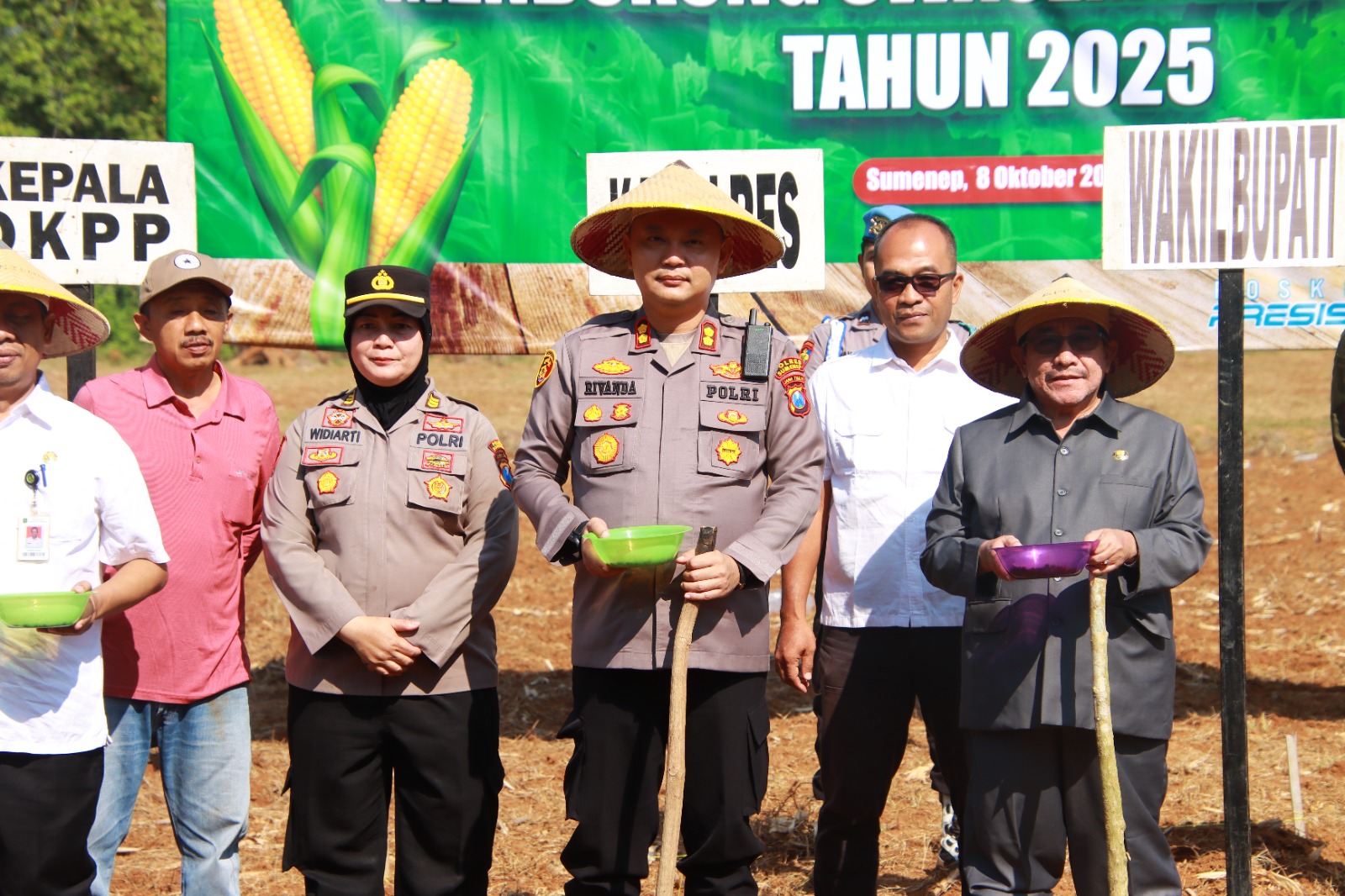 Dukung Swasembada Pangan 2025, Kapolres Sumenep Bersama Forpimda Tanam Jagung Serentak Kuartal IV,