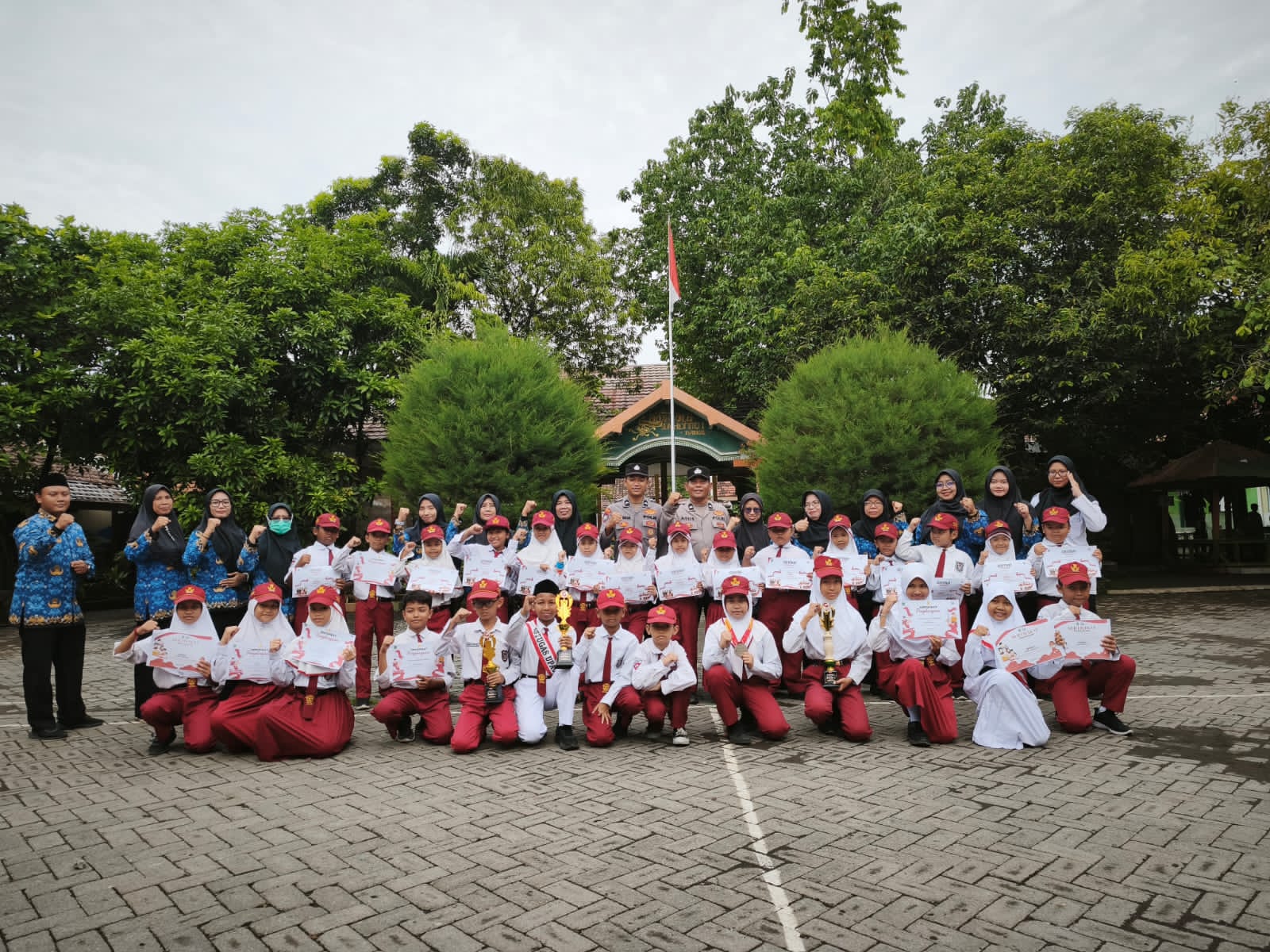 Satbinmas Polres Pasuruan Tanamkan Nilai Kebangsaan dan Karakter Positif di Hati Pelajar SD Dan SMP