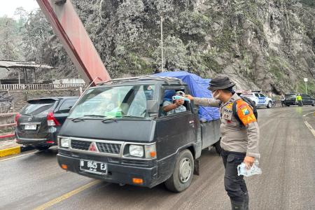 Tim SAR Polda Jatim Bagikan Masker ke 