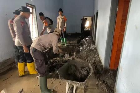 Polisi Bersihkan Rumah Warga Terdampak Erupsi Semeru di Dusun Sumbersa