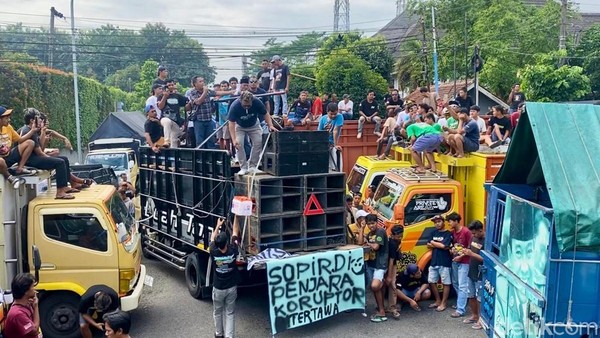 Aksi-Demo-Supir-Truk-Di-Depan-Pendopo-Kabupaten-Purbalingga